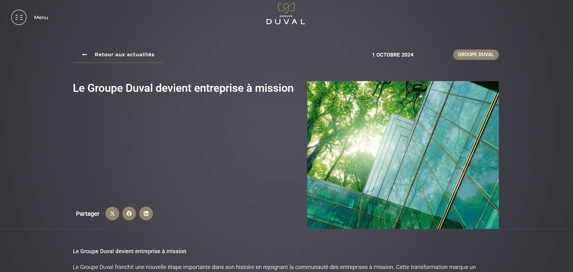 Vue en contre-plongée d'une canopée d'arbres verts se reflétant sur la façade vitrée d'un immeuble, illustrant le communiqué du Groupe Duval sur son passage en entreprise à mission au 1er octobre 2024, démarche dont le comité de mission compte Thibault Lamarque, fondateur de Castalie.