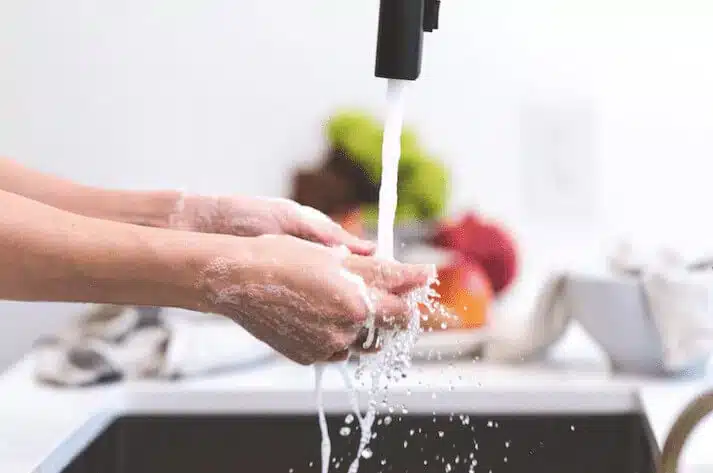 Hände unter fließendem Wasser gewaschen