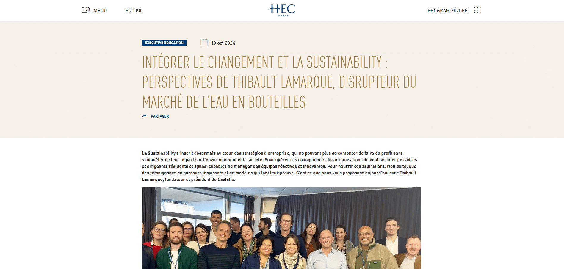 Gruppenfoto der Teilnehmer des Global Executive Master-Studiengangs „Change & Sustainability“ der HEC Paris, die sich am 18. Oktober 2024 im Hörsaal mit Thibault Lamarque, dem Gründer von Castalie, versammelt hatten, im Anschluss an seinen Vortrag über die nachhaltige Disruption des Marktes für abgefülltes Wasser.