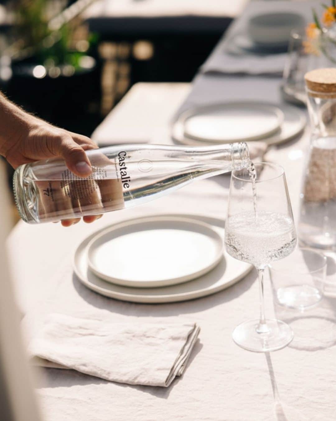 Eine Glaswasserflasche, die auf einem Restauranttisch serviert wird, veranschaulicht den Markt für mikrogefiltertes Wasser in der Gastronomie und Hotellerie – ein Sektor, in den Cafés Richard investiert hat und in dem Castalie seit 2011 Castalie .
