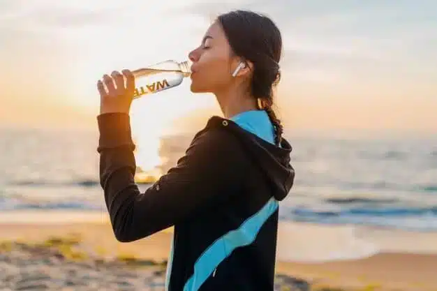 vrouw-die-water-drinkt-sport