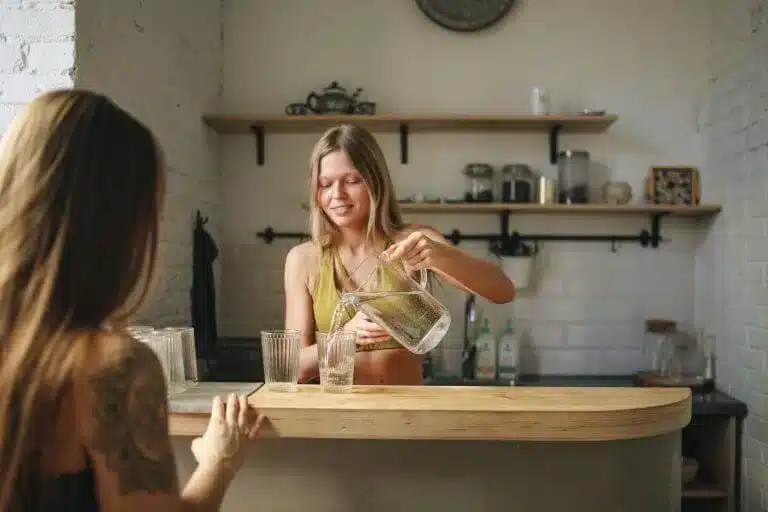 vrouw met een waterkan in haar hand