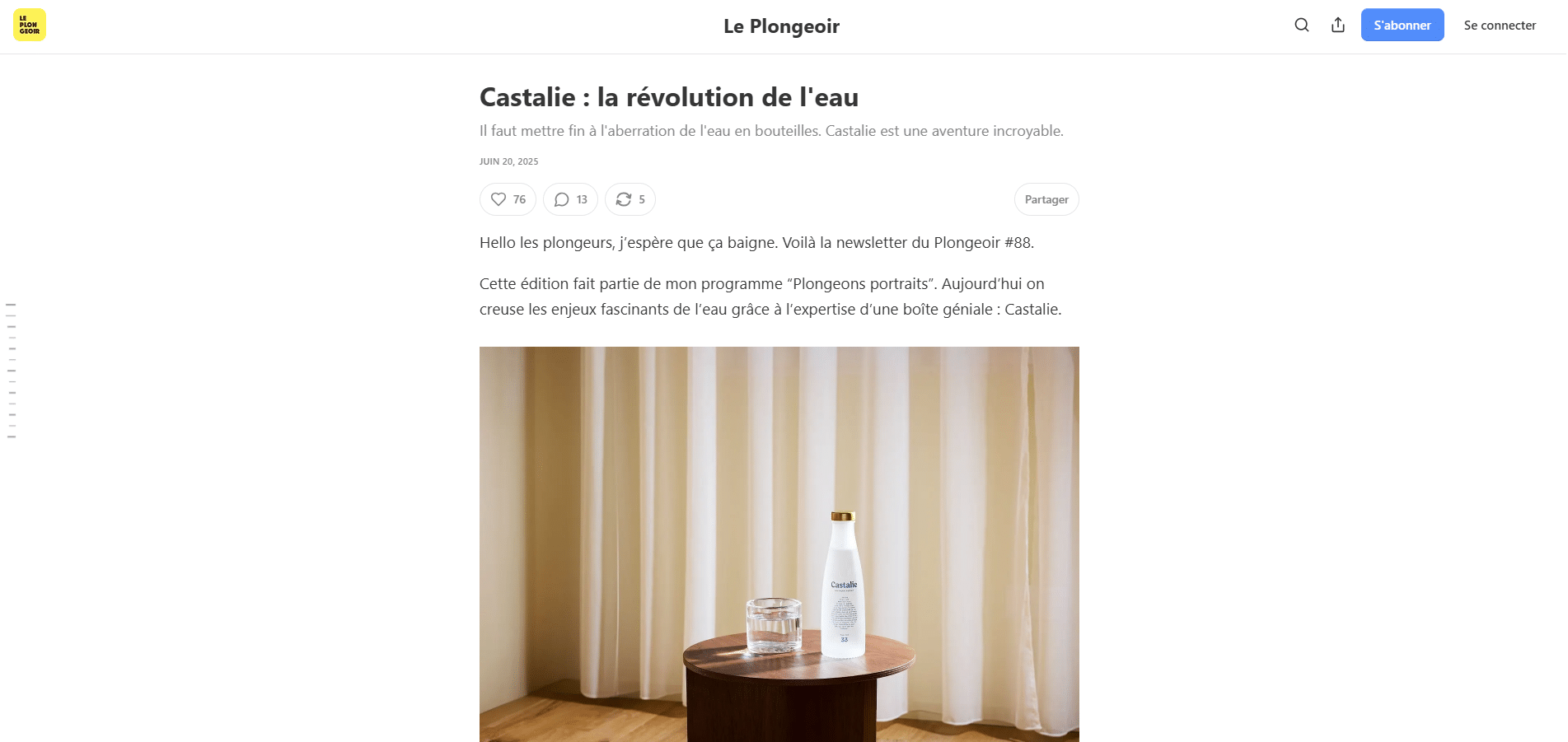 Illustratie bij het artikel „Plongeon Portrait” over Castalie de nieuwsbrief Le Plongeoir, waarin het concept van waterfonteinen met microfiltratie en herbruikbare glazen flessen wordt gepresenteerd, gepubliceerd op 20 juni 2025 door Guillaume Fourdinier.
